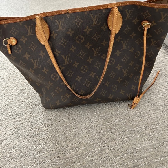 Louis Vuitton - Picture 3 of 6